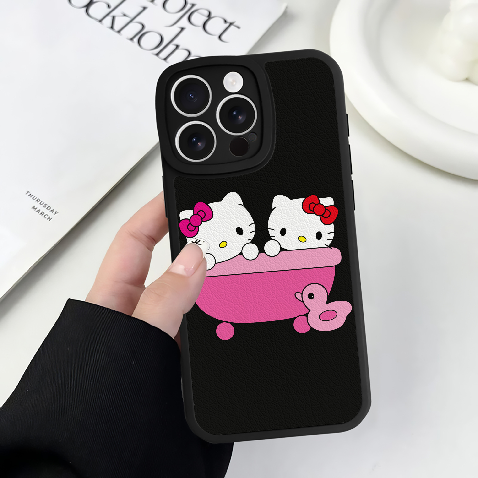 （画像用） Hello Kitty ハローキティ 【iPhone 16シリーズ対応】シリコンスマホケース（レザー調） 材質：シリコン